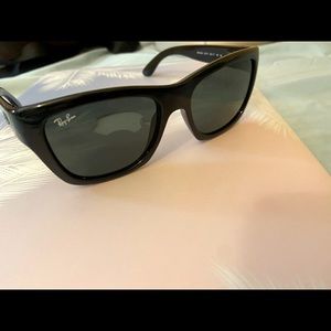 Ray Ban Sunglasses 🕶 WILLING TO NEGOTIATE 🤗